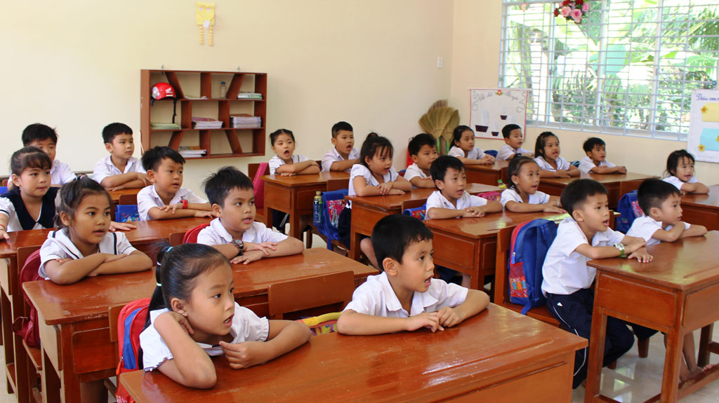 Hàng năm, nhiều học sinh tiểu học thuộc diện nghèo khu vực biên giới trên địa bàn huyện Đức Huệ được hỗ trợ chi phí trong học tập
