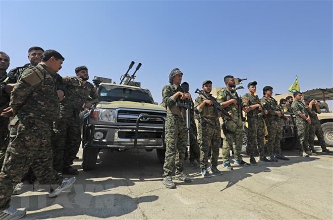 Các tay súng người Kurd tại thị trấn Shadadi, cách thành phố Hassakeh ở Đông Bắc Syria 60km, ngày 11/9/2018. (Ảnh: AFP/TTXVN)