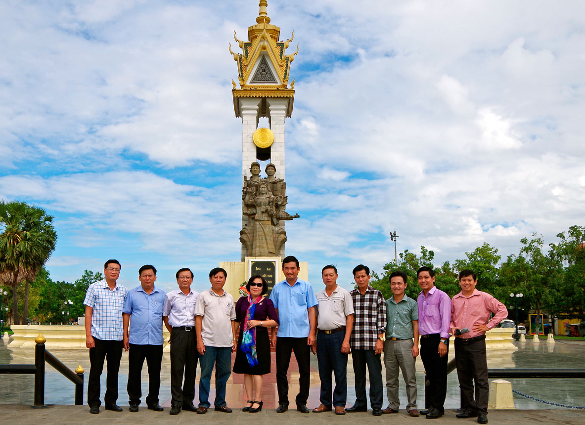 Tượng đài Quân tình nguyện Việt Nam tại thủ đô Phnom Penh (Campuchia)