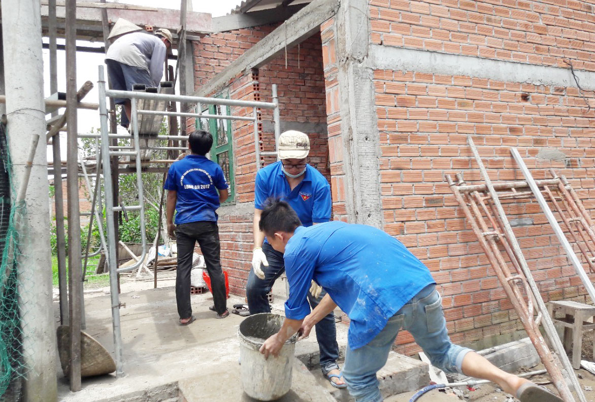 Đoàn viên thanh niên xã Hướng Thọ Phú hỗ trợ ngày công lao động xây nhà cho chị Nguyễn Thị Trang
