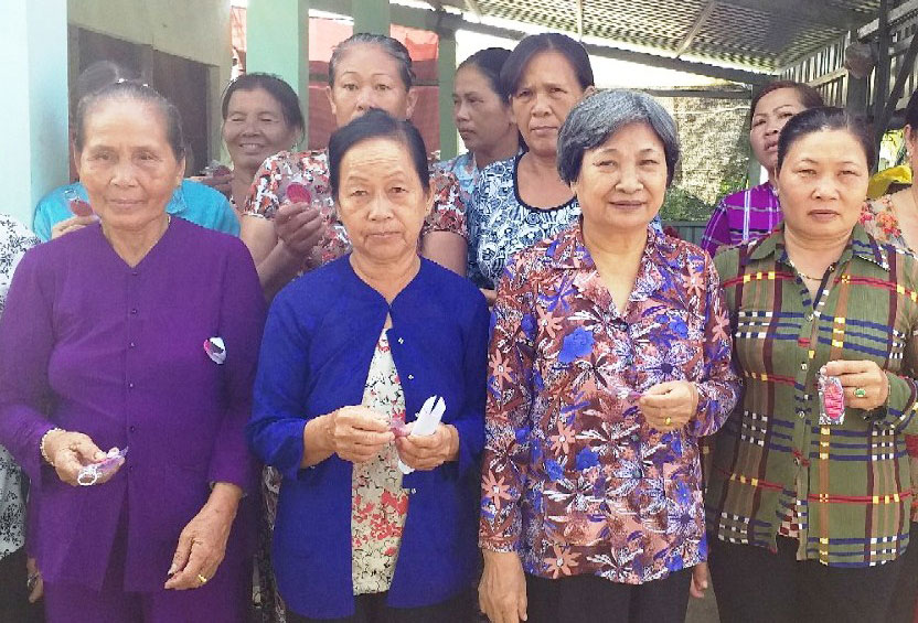 Hội viên phụ nữ huyện Cần Giuộc nhận móc khóa trong những lần sinh họp chi, tổ hội 