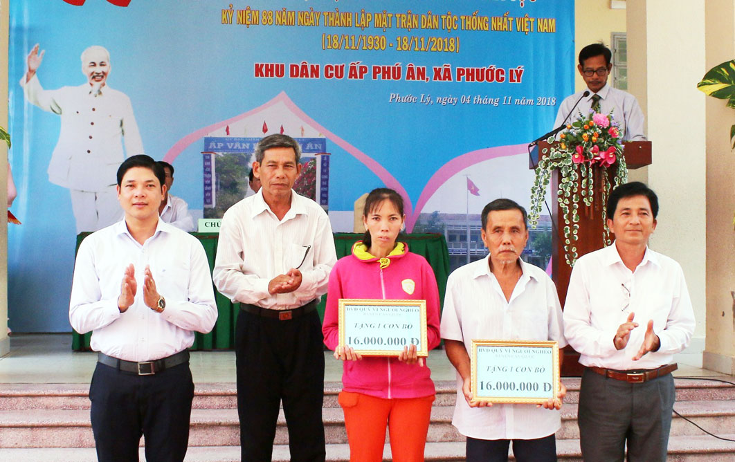 “Long An chung tay vì người nghèo - không để ai bị bỏ lại phía sau” Trao bảng tượng trưng hỗ trợ bò cho người nghèo