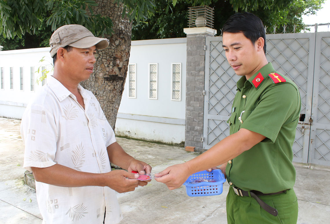 “Móc khóa tố giác tội phạm” - Mô hình đơn giản, ý nghĩa Công an huyện Cần Giuộc cấp phát móc khóa cho người dân