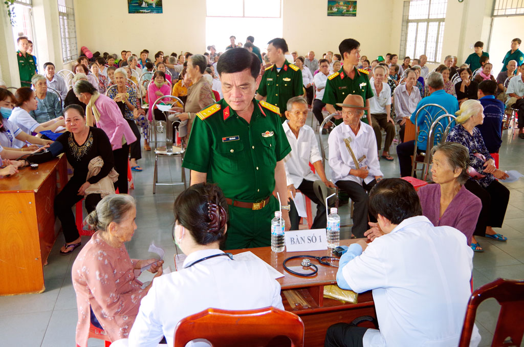 Lực lượng vũ trang huyện Bến Lức khám bệnh, cấp thuốc, tặng quà cho người nghèo