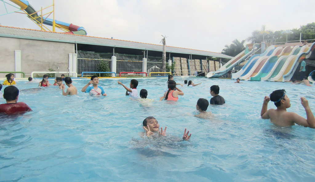 Trẻ em được tham gia học bơi. Đây là một trong những chương trình giáo dục kỹ năng sống của Trường Nuôi dạy trẻ khuyết tật tỉnh
