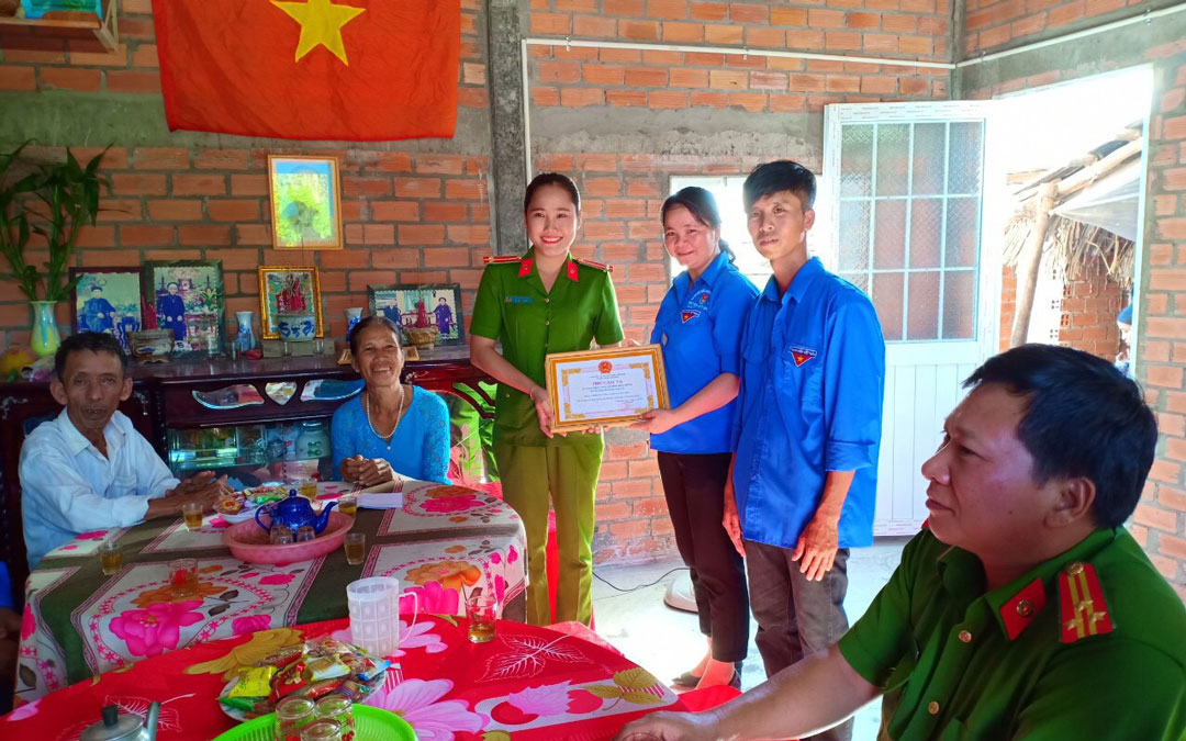 Nữ cảnh sát nhiệt huyết với nghề Trung úy Lê Thị Bảo Trân cùng đoàn viên, thanh niên thực hiện công trình  “Thanh niên Công an huyện Đức Huệ trực tiếp làm giấy chứng minh nhân dân tại nhà cho các đối tượng già yếu, bệnh tật, không đi lại được”