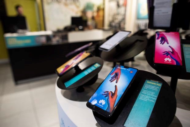 Huawei Canada tuyên bố không làm gián điệp cho Trung Quốc Các sản phẩm của Huawei bày bán tại Vancouver, Canada. (Nguồn: theglobeandmail.com)