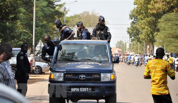 Cảnh sát Burkina Faso tăng cường an ninh tại thủ đô Ouagadougou. (Nguồn: AFP/TTXVN)