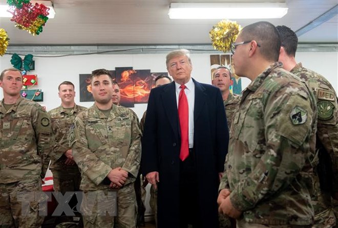 Tổng thống Donald Trump gặp gỡ các binh sỹ Mỹ trong chuyến thăm căn cứ không quân Ein al-Assad, Iraq ngày 26/12/2018. (Nguồn: AFP/TTXVN)