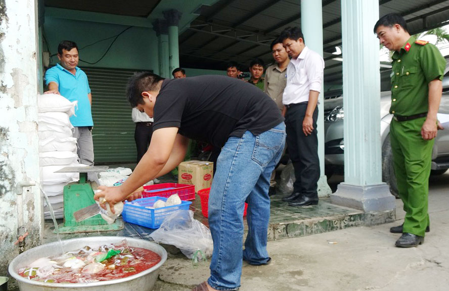 Phòng Cảnh sát phòng, chống tội phạm về môi trường, Công an tỉnh Long An phối hợp cơ quan chức năng kiểm tra việc chấp hành pháp luật bảo vệ môi trường và an toàn thực phẩm tại Công ty (Cty) TNHH SXTM Cao Lệ Tuyền 