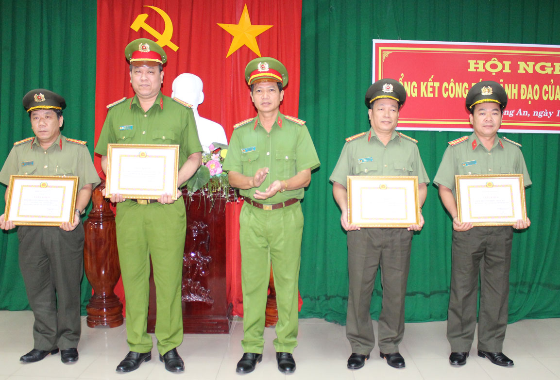 Đại tá Nguyễn Văn Đức - Phó Giám đốc Công an tỉnh, tặng giấy khen cho 4 đảng bộ cơ sở đạt “trong sạch, vững mạnh” tiêu biểu năm 2018