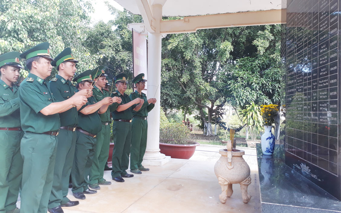 Cán bộ, chiến sĩ Đồn Biên phòng Long Khốt thắp nhang tưởng niệm liệt sĩ