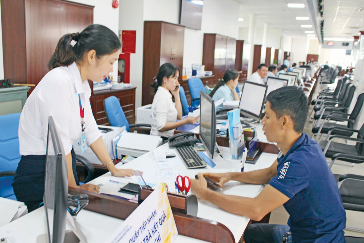 Bước đột phá trong cải cách hành chính của tỉnh Long An Cơ chế một cửa, một cửa liên thông tạo sự thuận tiện cho  người dân đến làm hồ sơ, thủ tục hành chính