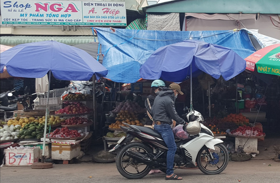 Khu vực sạp trái cây của bà Nguyệt lấn chiếm nằm cạnh các kios của các tiểu thương khác, gây bức xúc