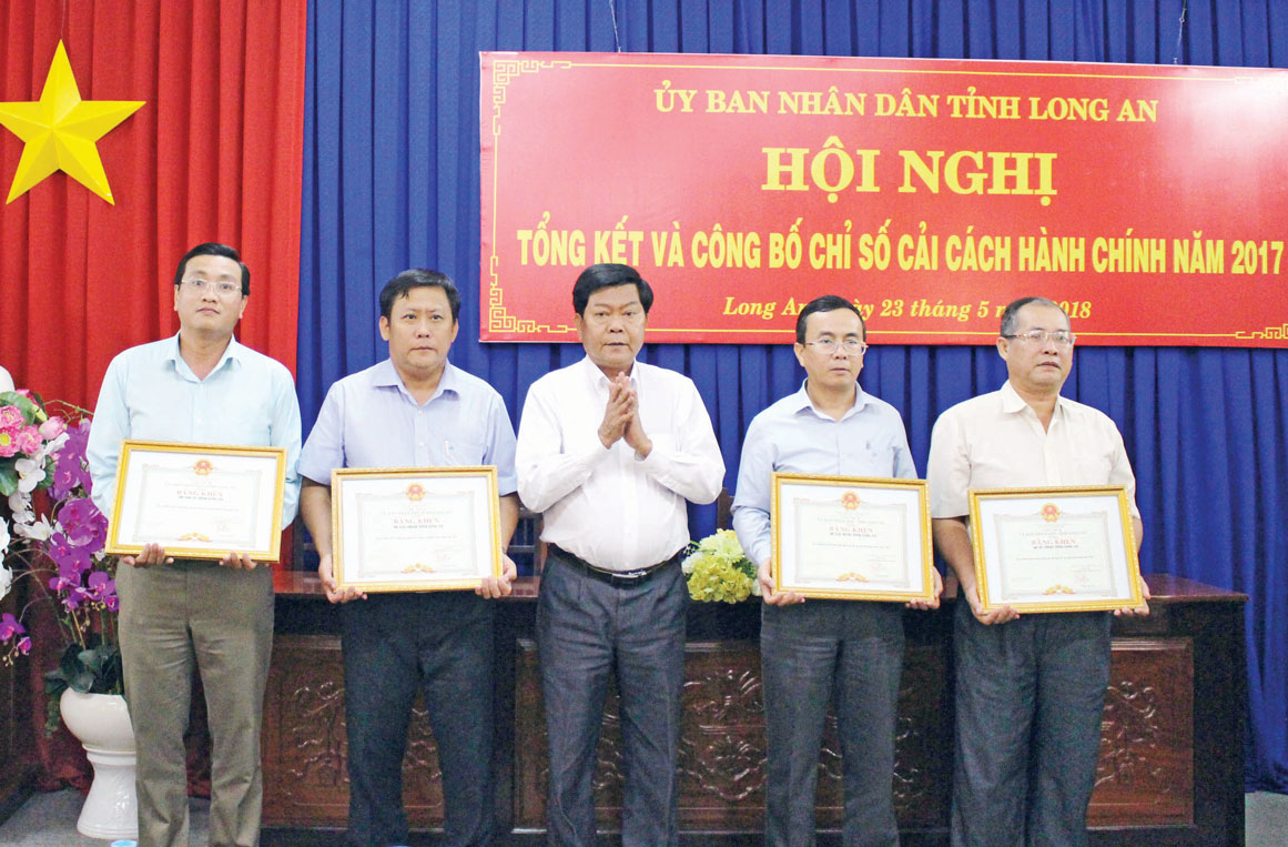 Phó Bí thư Tỉnh ủy, Chủ tịch UBND tỉnh - Trần Văn Cần trao bằng khen cho các tập thể đạt thành tích tốt trong thực hiện cải cách hành chính năm 2017