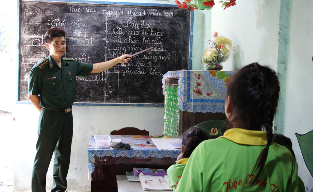 Trung úy Trần Văn Cảnh trong giờ lên lớp