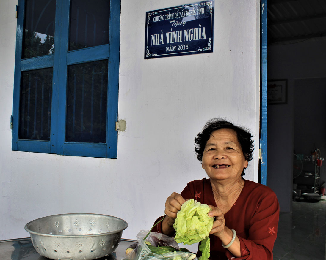 Bà Phạm Thị Thắm vui mừng vì tết năm nay có được căn nhà mới khang trang