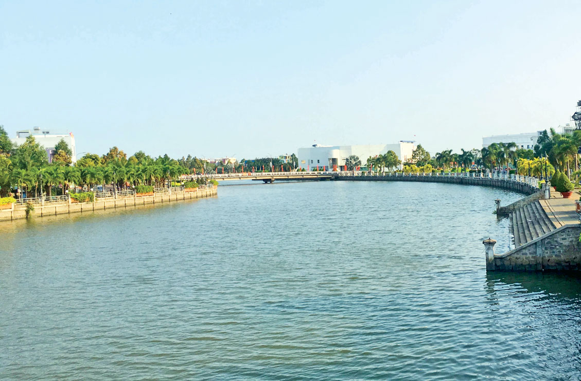 Dòng sông Bảo Định góp phần tô điểm thêm cho đô thị Tân An