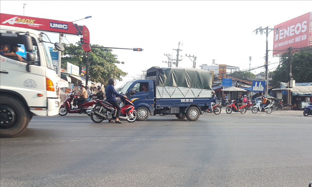 Tiềm ẩn nguy cơ mất an toàn giao thông trên nhiều tuyến đường