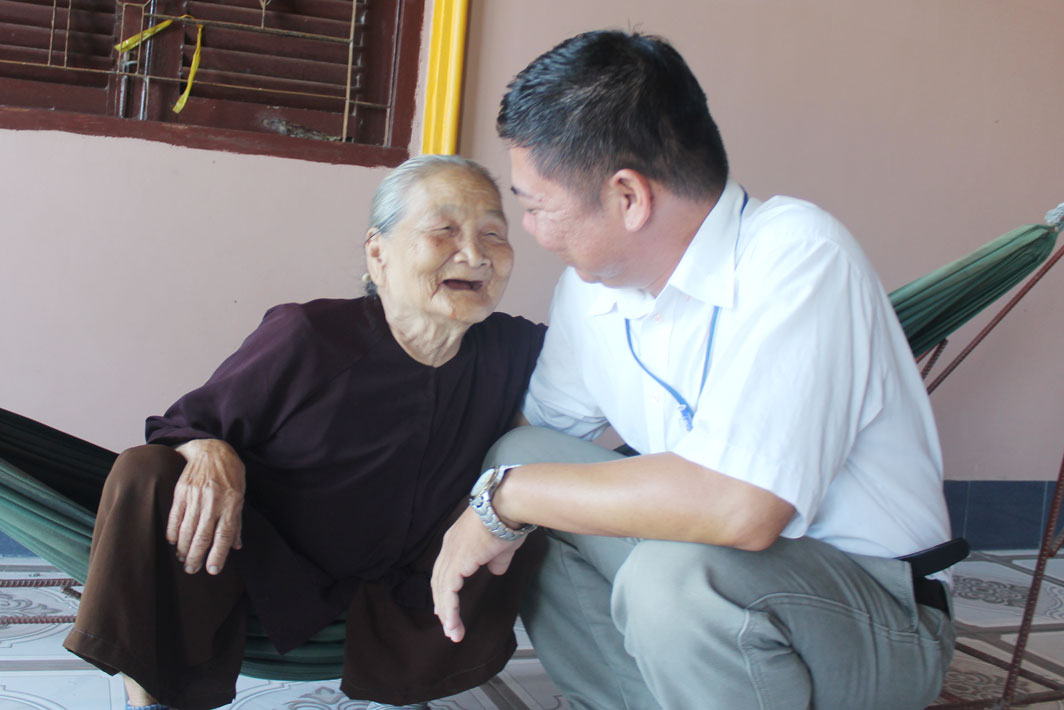 Mẹ Việt Nam Anh hùng Huỳnh Thị Niên rất vui vì được các cấp, các ngành quan tâm, chăm sóc
