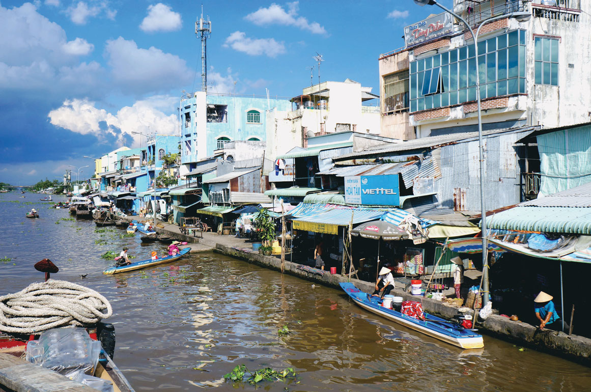 Những khu phố sung túc ven sông thể hiện rõ văn hóa miền sông nước: Nhà cửa, buôn bán… đều hướng ra sông