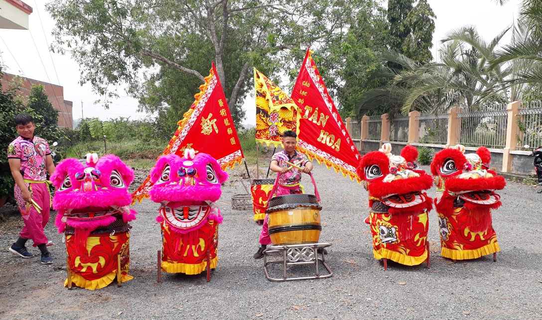 Hình thành và duy trì trong chật vật, khó khăn, nhưng các thành viên của Tân Hoa Đường vẫn đang từng ngày cùng nhau trên hành trình theo đuổi đam mê đó (Trong ảnh: Các thành viên CLB tập luyện tại sân Trung tâm Văn hóa Thể thao và Học tập cộng đồng xã Nhị Thành)