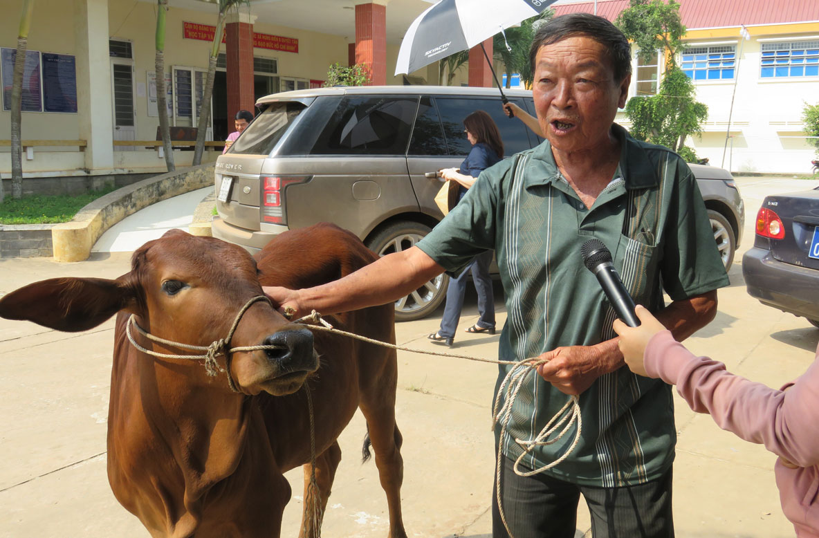 Quà tết gửi người dân vùng biên Ông Lê Văn Ên, ngụ ấp Kinh Mới, xã Hưng Điền B, rất vui mừng khi nhận được bò giống