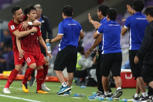 Thể thao 24h: Sút phạt ấn tượng, Quang Hải được ví như Messi