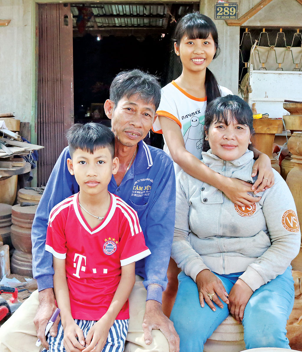 Dù bận rộn với công việc nhưng anh Lê Văn Hoài và chị Yin Va Ri luôn dành thời gian chia sẻ với nhau mọi vui, buồn trong cuộc sống và nuôi dạy các con nên người