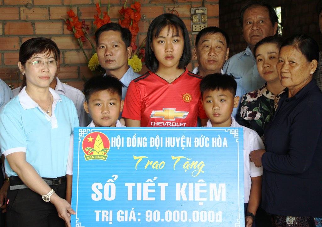 Hội đồng Đội huyện Đức Hòa trao tiền hỗ trợ cho 3 em có cha mẹ bị điện giật tử vong tại xã Đức Lập Hạ, huyện Đức Hòa