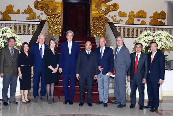 Thủ tướng Nguyễn Xuân Phúc tiếp cựu Ngoại trưởng Hoa Kỳ John Kerry. (Ảnh: Thống Nhất/TTXVN)
