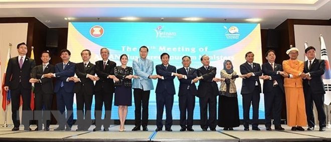 Bộ trưởng Bộ Văn hóa, Thể thao và Du lịch Việt Nam Nguyễn Ngọc Thiện (giữa) chụp ảnh chung với các đại biểu tham dự hội nghị. (Ảnh: TTXVN phát)