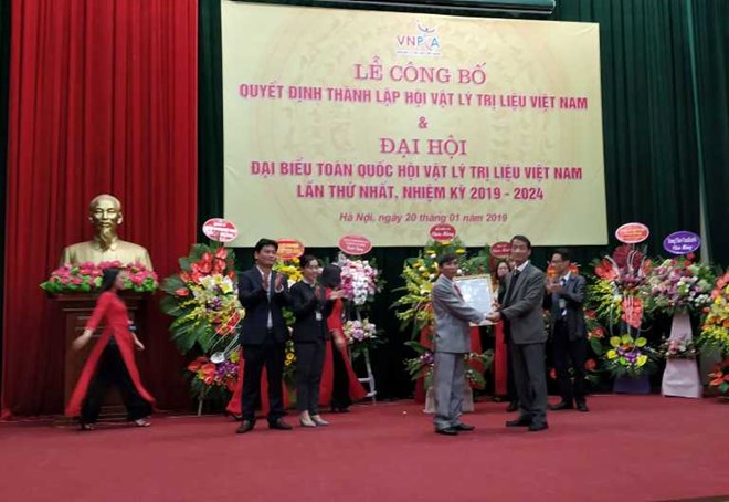 Trao quyết định thành lập và ra mắt Hội Vật lý trị liệu Việt Nam. (Ảnh: PV/Vietnam+)