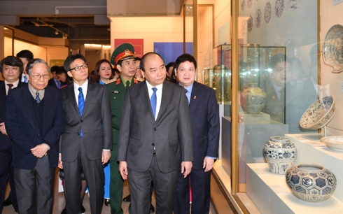 Thủ tướng nghe lãnh đạo Bảo tàng giới thiệu về các hiện vật trưng bày