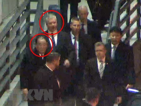 Đại diện đặc biệt của Mỹ về Triều Tiên Stephen Biegun (phải, trong vòng tròn) đón Phó Chủ tịch Ban chấp hành Trung ương Đảng Lao động Triều Tiên Kim Yong-chol (trái, trong vòng tròn) tại sân bay gần Washington, Mỹ ngày 17/1/2019. (Ảnh: YONHAP/TTXVN)