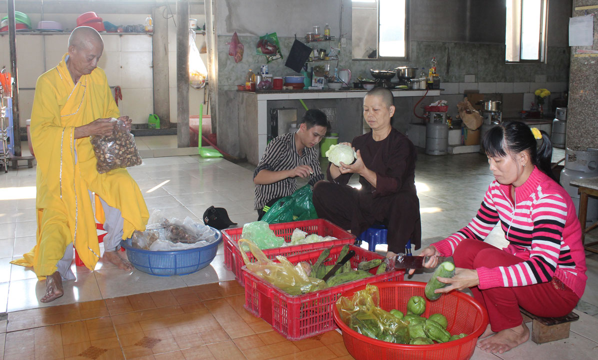 Bếp ăn từ thiện tại chùa Pháp Viên được thành lập trên 10 năm, góp phần giúp đỡ người nghèo