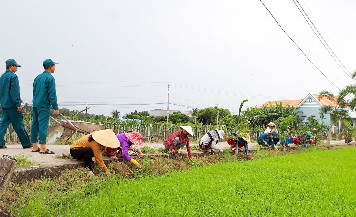 Hội viên phụ nữ làm cỏ, chăm sóc những tuyến đường hoa, tuyến đường liên ấp