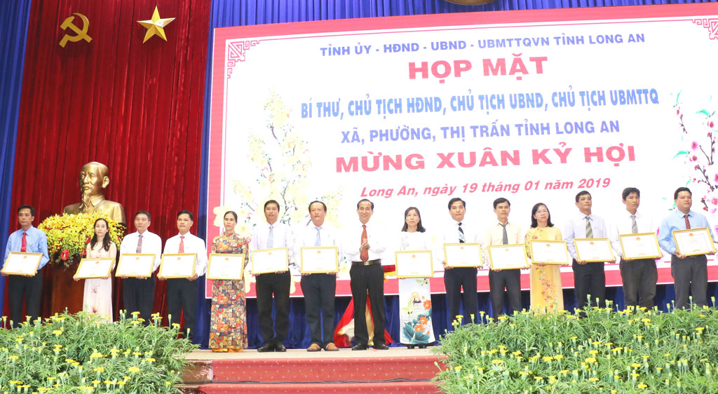 Phó Chủ tịch HĐND tỉnh - Nguyễn Thanh Cang trao bằng khen cho các cá nhân đạt thành tích xuất sắc nhiệm vụ năm 2018