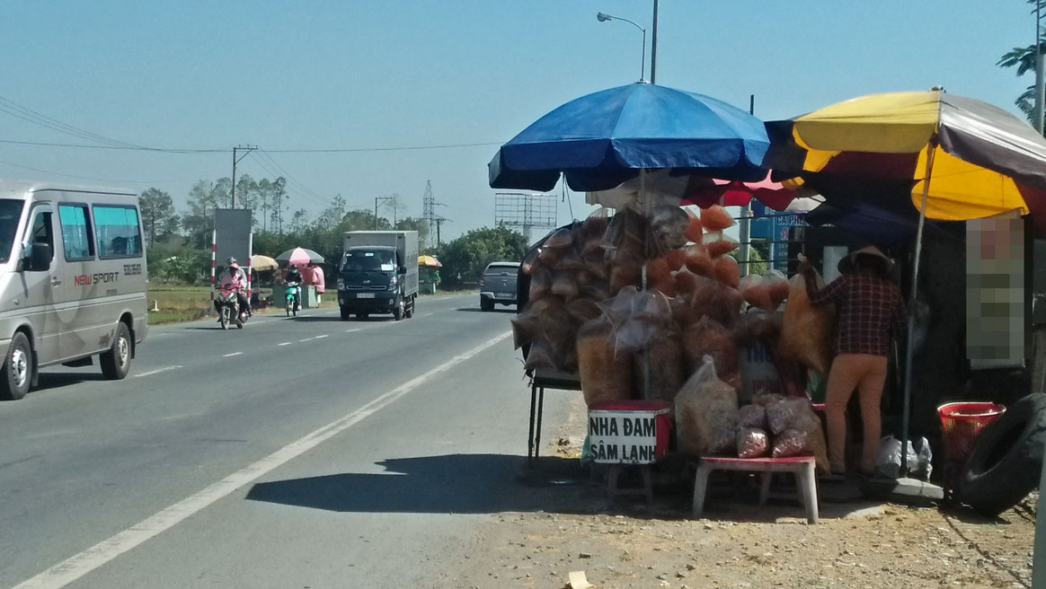 Buôn bán bánh tráng trộn lấn ra mặt đường QL1 (tuyến tránh), đoạn qua phường 5, TP.Tân An