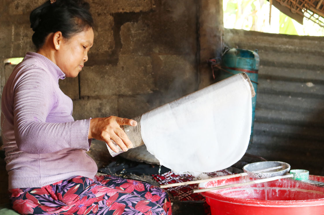 Bà Trương Thị Ngân theo nghề tráng bánh thủ công đã hơn 20 năm