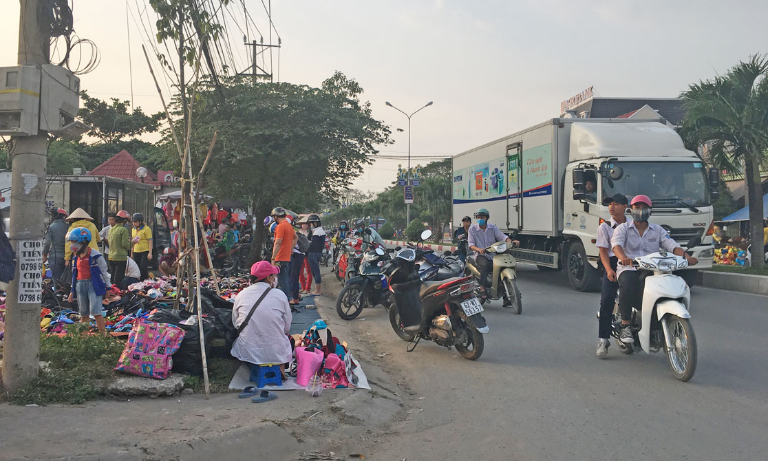 Một điểm lấn chiếm lòng đường, vỉa hè trên Đường tỉnh 825 (Đức Hòa)