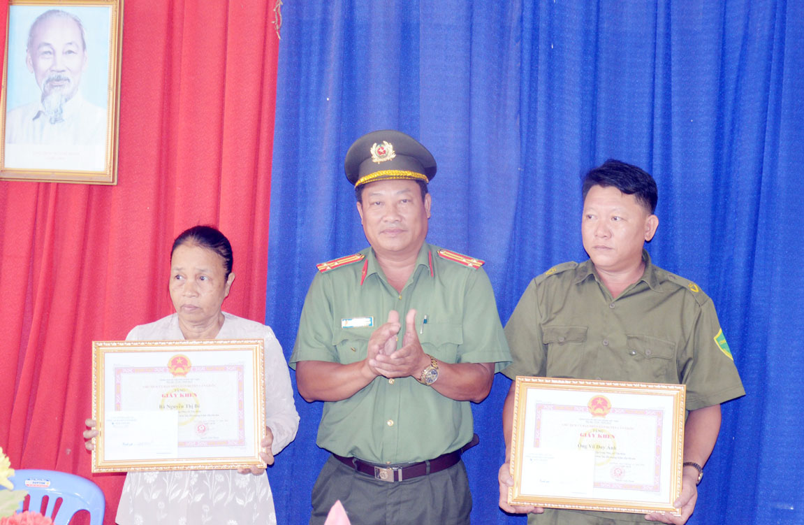 Thượng tá Lê Thanh Tùng - Phó Trưởng Công an huyện, trao giấy khen cho các cá nhân có thành tích trong truy bắt đối tượng trộm cắp tài sản