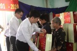 Quỹ Thiện Tâm - Tập đoàn Vingroup tặng quà tết cho hộ nghèo tại Long An