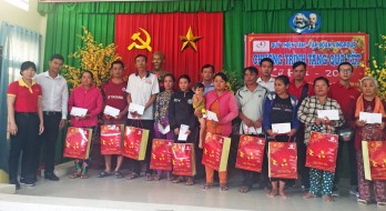 Quỹ Thiện Tâm - Tập đoàn Vingroup tặng quà tết tại Vĩnh Hưng