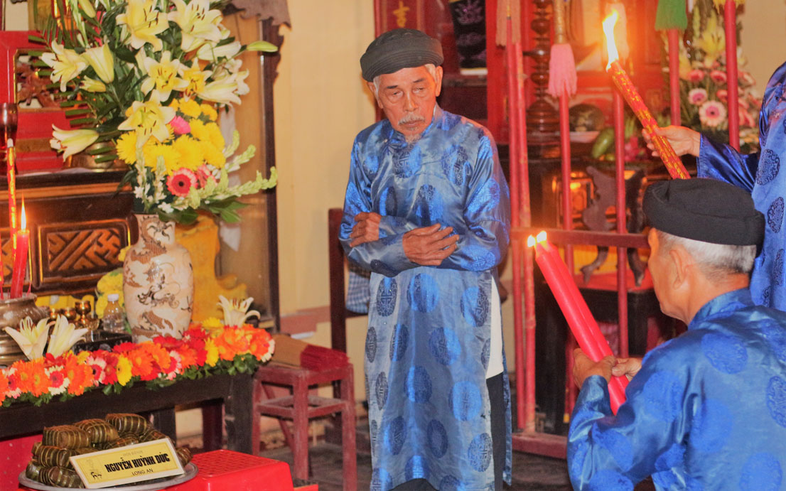 Ban Quý tế lăng mộ và đền thờ Kiến Xương Quận công Nguyễn Huỳnh Đức dâng hương tại Đại lễ Kỳ yên đình Tân Phước Tây