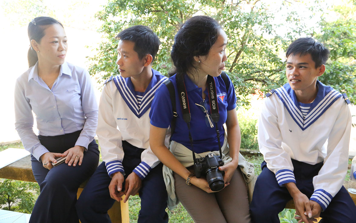 Trung sĩ Sơn Dinh (bìa phải) và Trung sĩ Nguyễn Thế Vinh trò chuyện với các đại biểu tại Trạm ra đa 615