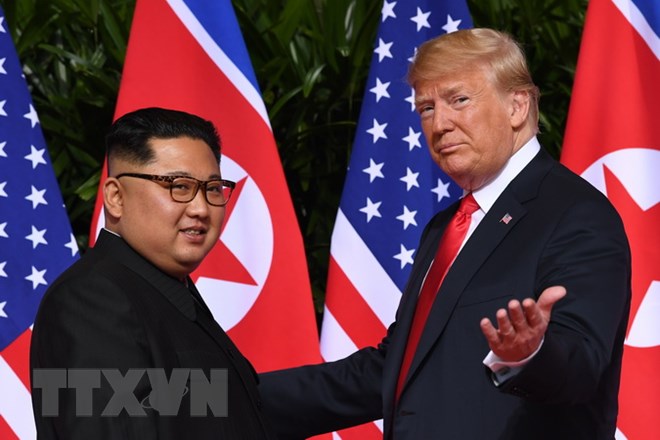 Tổng thống Mỹ Donald Trump (phải) và nhà lãnh đạo Triều Tiên Kim Jong-un tại hội nghị thượng đỉnh ở Singapore ngày 12/6/2018. (Ảnh: AFP/TTXVN)