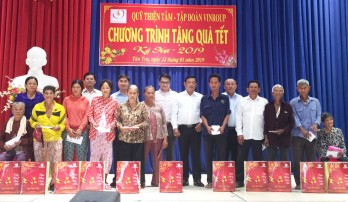 Quỹ Thiện Tâm - Tập đoàn Vingroup trao quà tết cho hộ nghèo