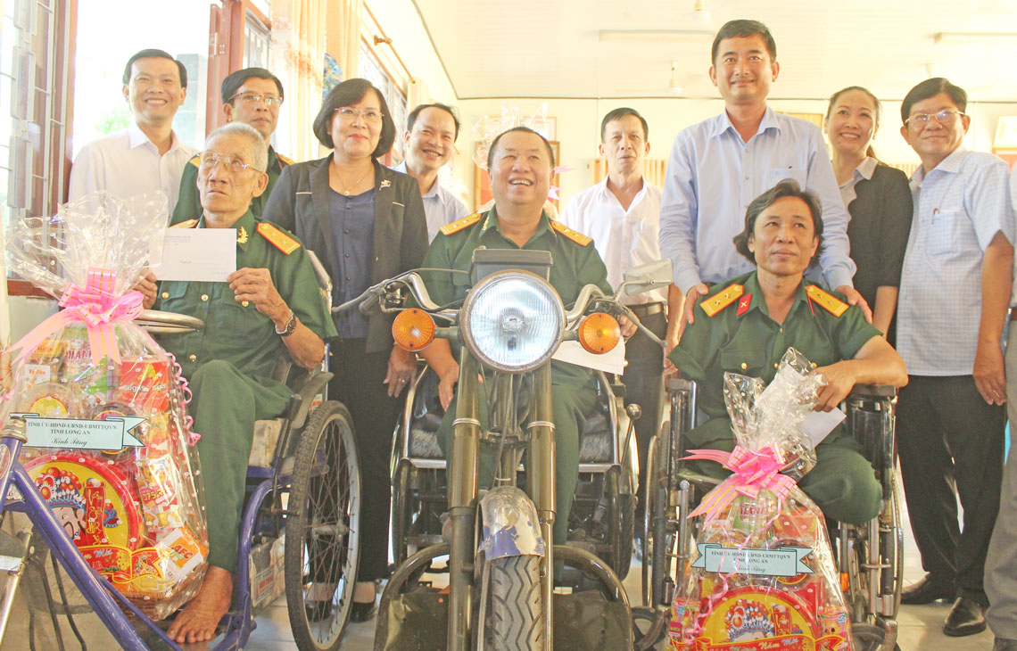 Đoàn cán bộ tỉnh Long An thăm, tặng quà thương binh nặng quê Long An đang điều trị tại Trung tâm Điều dưỡng thương binh và người có công Long Đất