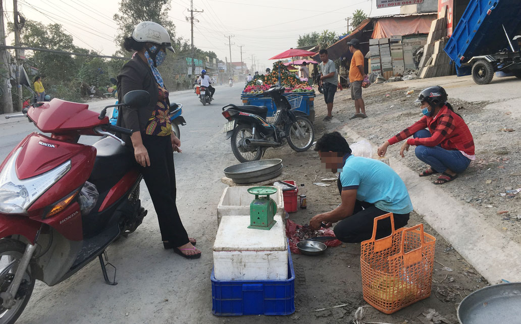 Đứng ngay trên lòng đường mua hàng trên một đoạn đường Đức Hòa Thượng - Đức Lập Hạ (huyện Đức Hòa)